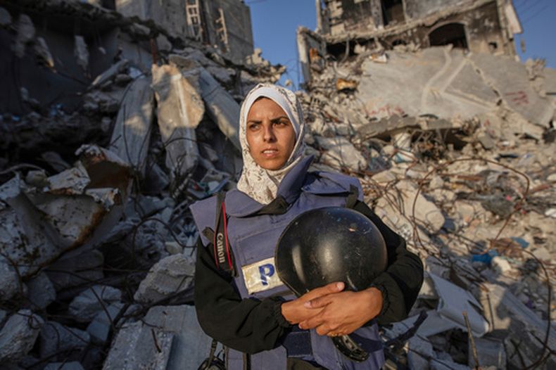 ARCHIVO - La reportera independiente Mariam Dagga, de 33 años, que trabajó con The Associated Press y otros medios durante la guerra en Gaza, posa para una foto en Jan Yunis, en el sur de la Franja de Gaza, el 14 de junio de 2024. (AP Foto/Jehad Alshrafi, archivo)