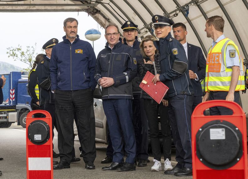 ARCHIVO - El ministro de Interior de Alemania, Alexander Dobrindt (segundo por la izquierda), y Markus Soeder (izquierda), presidente de la región de Baviera, visitan el cruce frinterizo con Austria, cerca de Kiefersfelden, Alemania, el 15 de mayo de 2025. (Peter Kneffel/dpa via AP, archivo)