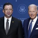 En esta imagen de archivo, el presidente de Estados Unidos, Joe Biden, junto a su homólogo de Costa Rica, Rodrigo Chaves, durante la Cumbre de las Américas, el 8 de junio de 2022, en Los Ángeles. (AP Foto/Evan Vucci, archivo)