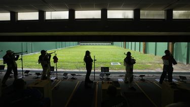 Los competidores disputan la final de tiro deportivo, en la modalidad de rifle de 3 posiciones a 50 metros, en los Juegos Centroamericanos y del Caribe en San Salvador, el martes 27 de junio de 2023 (AP Foto/Arnulfo Franco)