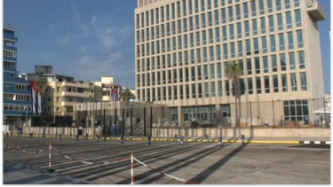 un hombre salta la verja de la embajada de eeuu en la habana gritando ¡abajo raul!