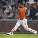 Michael Conforto, de los Gigantes de San Francisco, conecta un doble de dos carreras a los Diamondbacks de Arizona, en la quinta entrada del encuentro en San Francisco, el viernes 23 de junio de 2023. (AP Foto/Tony Avelar)