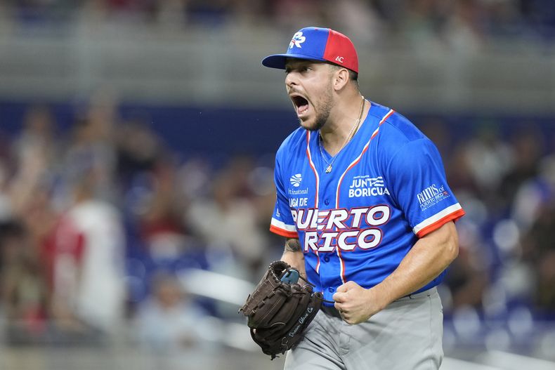 Danny Wirchansky, lanzador de Puerto Rico, festeja tras lograr un ponche ante México en la Serie del Caribe, el viernes 2 de febrero de 2024, en Miami (AP Foto/Wilfredo Lee)