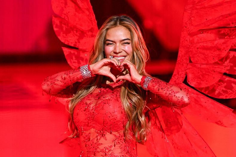 La colombiana Karol G camina por la pasarela durante el desfile de modas de Victoriass Secret, el miércoles 15 de octubre de 2025, en Nueva York (Foto de Evan Agostini/Invision/AP)