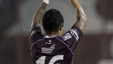 americateve | V&iacute;ctor Ayala, del club argentino Lan&uacute;s, festeja su gol frente al Caracas de Venezuela durante el juego de vuelta de repechaje de la Copa Libertadores en Buenos Aires, Argentina, el jueves 6 de febrero de 2014. (Foto AP/Eduardo Di Baia)