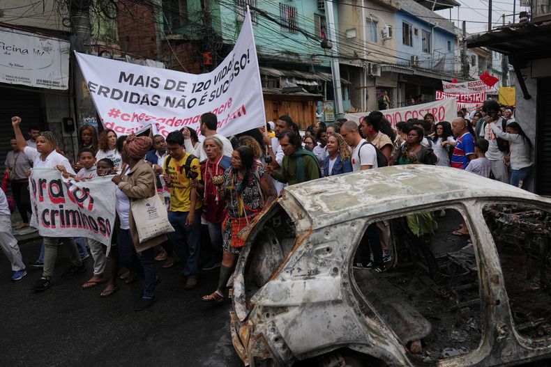 Manifestantes protestan días después de una operación policial mortal contra una banda de narcotraficantes en la favela Complexo da Penha, el viernes 31 de octubre de 2025, en Río de Janeiro. (AP Foto/Silvia Izquierdo)