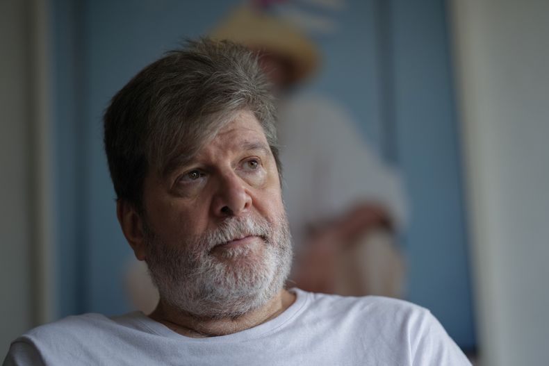 El novelista brasileño Marcelo Rubens Paiva, autor de “Ainda Estou Aqui” (“Aún estoy aquí”), el libro de 2015 que inspiró la película que lleva el mismo nombre y está nominada al Oscar, durante una entrevista en su casa en Sao Paulo, Brasil, el 18 de febrero de 2025. (AP Foto/Andre Penner)