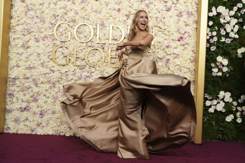 Nikki Glaser llega a la 82ª edición de los Globos de Oro el domingo 5 de enero de 2025 en el Beverly Hilton de Beverly Hills, California. (Foto Jordan Strauss/Invision/AP)