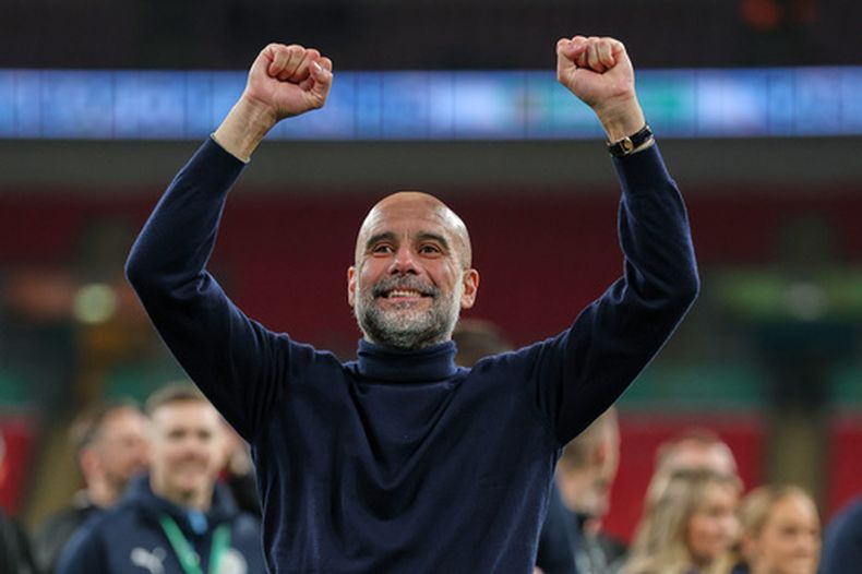 El entrenador del Manchester City Pep Guardiola celebra la victoria de su equipo ante el Arsenal en la final de la Copa de Liga inglesa el domingo 22 de marzo del 2026. (AP Foto/Richard Pelham)