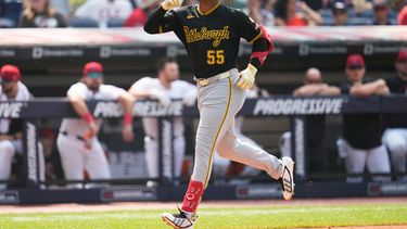Esmerlyn Valdez (55), de los Piratas de Pittsburgh, hace un gesto mientras corre hacia el plato tras conectar un jonrón en la novena entrada de un partido de béisbol contra los Guardianes de Cleveland en Cleveland, el domingo 19 de julio de 2026. (Foto AP/Sue Ogrocki)