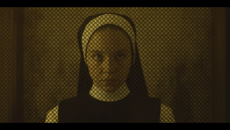 En esta imagen proporcionada por Neon, Sydney Sweeney en una escena de la película Immaculate. (Neon vía AP)