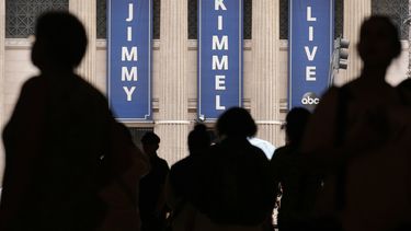 La gente camina frente al estudio de Jimmy Kimmel Live en Hollywood Blvd., el miércoles 17 de septiembre de 2025, en Los Ángeles. (Foto AP/Chris Pizzello)