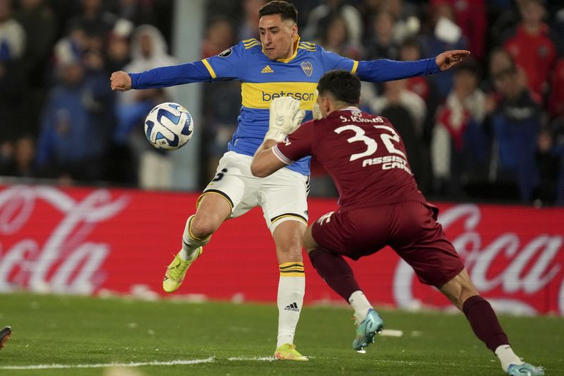 Faustino Rojo, de Boca Jiniors, y Salvador Ichazo, arquero de Nacional de Uruguay, luchan por el balón durante la ida de los octavos de final de la Copa Libertadores, el miércoles 2 de agosto de 2023, en Montevideo (AP Foto/Matilde Campodonico)