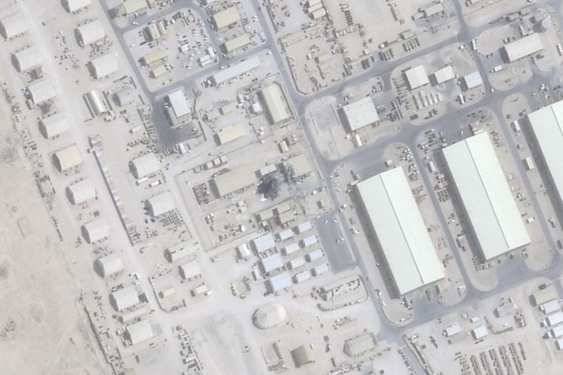 Esta imagen satelital de Planet Labs PBC muestra los daños causados por un ataque iraní en la base aérea Al Udeid, el 25 de junio de 2025, a las afueras de Doha, Qatar. (Planet Labs PBC vía AP)