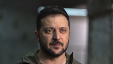 El presidente ucraniano Volodymyr Zelenskyy posa para una fotografía después de su entrevista con The Associated Press en Járkiv, Ucrania, el 30 de noviembre de 2023. (Foto AP/Efrem Lukatsky, Archivo)