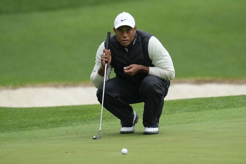 ARCHIVO - Foto del 8 de abril del 2023, Tiger Woods en el hoyo 16 en el Masters de Augusta. El sábado 18 de noviembre del 2023, Woods anuncia que volverá a competir en el Hero World Championship. (AP Foto/Mark Baker, Archivo)