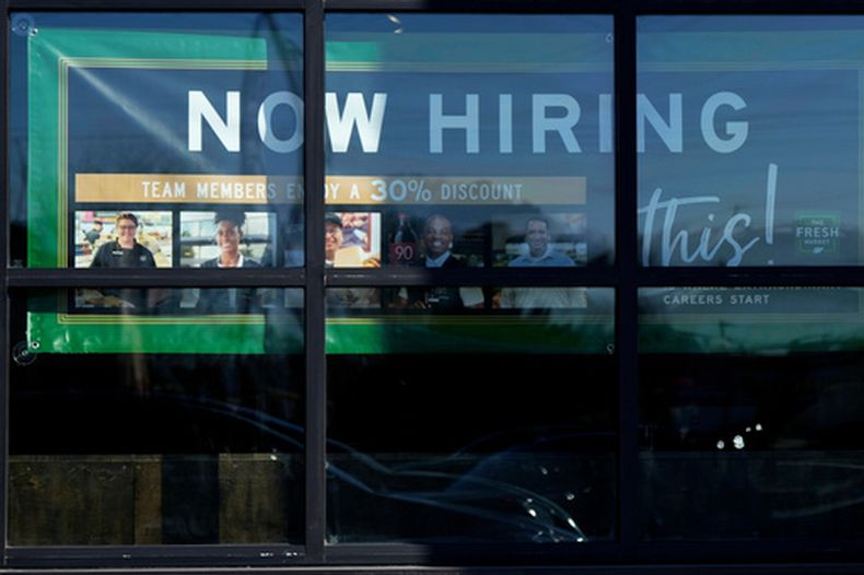 ARCHIVO – Un letrero de vacantes en una tienda de comestibles en Northbrook, Illinois, el martes 21 de enero de 2025. (AP Foto/Nam Y. Huh, Archivo)