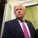 El presidente Donald Trump habla con los periodistas a bordo del Air Force One el domingo 29 de marzo de 2026, en ruta desde West Palm Beach, Florida, a la Base Conjunta Andrews, Maryland. (AP Foto/Mark Schiefelbein)