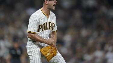 Padres ganan a Dodgers, quedan a 4 triunfos de postemporada