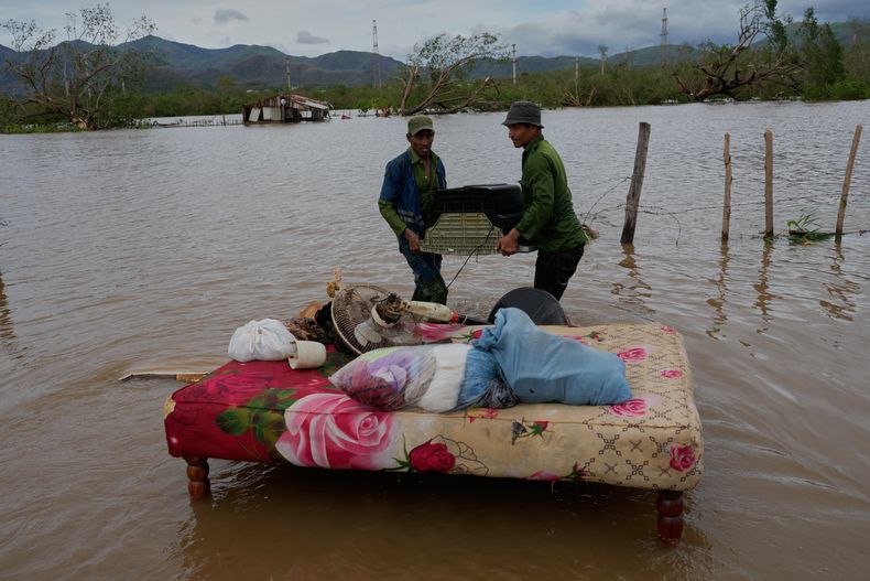 Personas recuperan pertenencias de una casa inundada por el huracán Melissa en Santiago de Cuba, el miércoles 29 de octubre de 2025. (AP Foto/Ramón Espinosa)