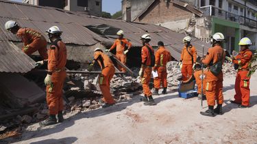 Rescatistas de Myanmar buscan entre los restos de un edificio derruido tras el sismo del viernes en Naipyidó, Myanmar, el martes 1 de abril de 2025. (AP Foto)