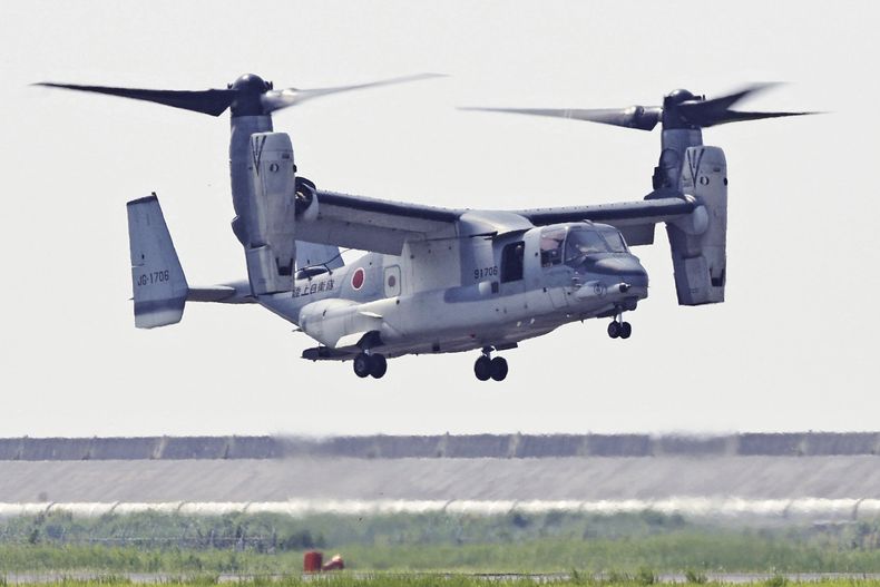 Una aeronave militar japonesa V-22 Osprey llega al campamento Saga en el suroeste de Japón el 9 de julio del 2025. (Kyodo News via AP)