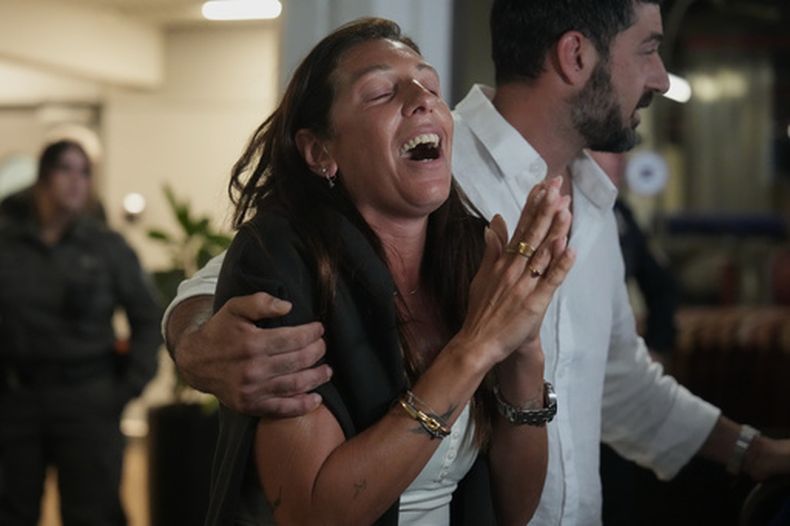 Pasajeros que estuvieron en el vuelo de FlyDubai llegan al Aeropuerto Internacional Ben Gurión cerca de Tel Aviv, Israel, el 30 de septiembre del 2026. (AP foto/Ariel Schalit)