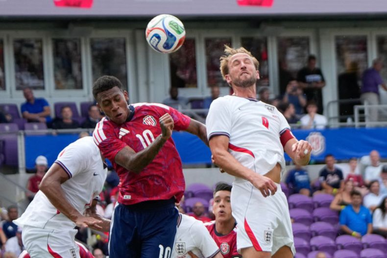 Harry Kane, de la selección de Inglaterra, intenta rematar a gol junto a Josimar Alcocer de Costa Rica, durante un partido amistoso realizado el miércoles 10 de juno de 2026 en Orlando, Florida (AP Foto/John Raoux)