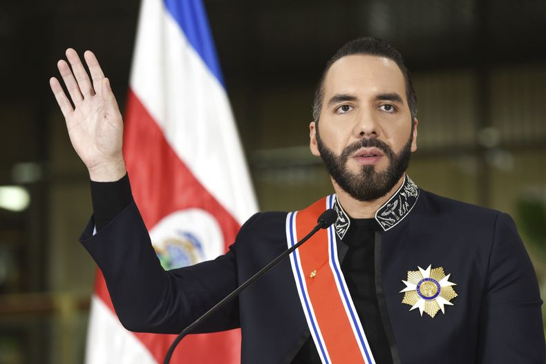 ARCHIVO - El presidente salvadoreño Nayib Bukele habla tras recibir el mayor honor que otorga Costa Rica de parte del presidente Rodrigo Chaves el 11 de noviembre de 2024, en el palacio presidencial en San José, Costa Rica. (AP Foto/José Díaz, archivo)