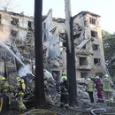 Bomberos trabajan para extinguir el incendio en un edificio de apartamentos después del ataque ruso en Kiev, Ucrania, la mañana del lunes 23 de junio de 2025. (AP Foto/Efrem Lukatsky)