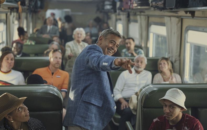 Esta imagen publicada por Netflix muestra a George Clooney en una escena de Jay Kelly. (Peter Mountain/Netflix via AP)