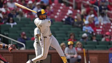 El venezolano Jackson Chourio, de los Cerveceros de Milwaukee, conecta un sencillo productor el sábado 20 de abril de 2024, en el encuentro ante los Cardenales de San Luis (AP Foto/Jeff Roberson)
