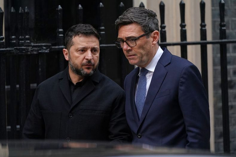 El primer ministro de Reino Unido, Andy Burnham, despide al presidente de Ucrania, Volodymyr Zelenskyy, tras su reunión en su residencia oficial, en el 10 de Downing Street, en Londres, el 14 de octubre de 2026.(AP Foto/Alberto Pezzali)