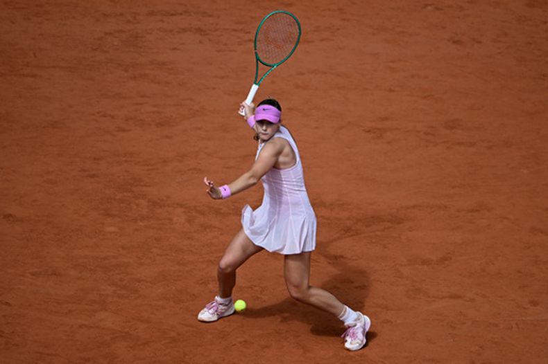 La rusa Mirra Andreeva regresa un tiro de la polaca Maja Chwalinska en la final del Abierto de Francia el sábado 6 de junio del 2026. (AP Foto/Emma Da Silva)