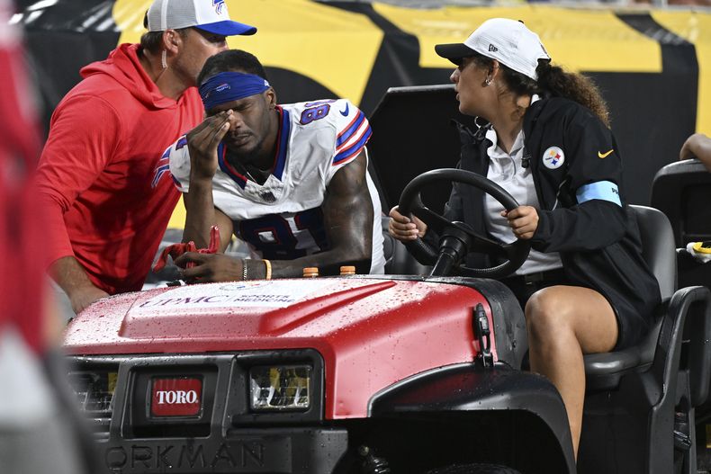 El wide receiver Marquez Valdes-Scantling (81), de los Bills de Buffalo, es retirado del campo de juego durante la segunda mitad del juego de pretemporada de la NFL en contra de los Steelers de Pittsburgh, el sábado 17 de agosto de 2024 en Pittsburgh. (AP Foto/David Dermer)
