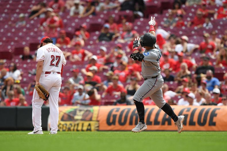 El jardinero de los Marlins de Miami, Heriberto Hernández (derecha), recorre las bases tras conectar un jonrón solitario durante la octava entrada de un partido de béisbol contra los Rojos de Cincinnati, el domingo 16 de agosto de 2026, en Cincinnati. (Foto AP/Tanner Pearson)