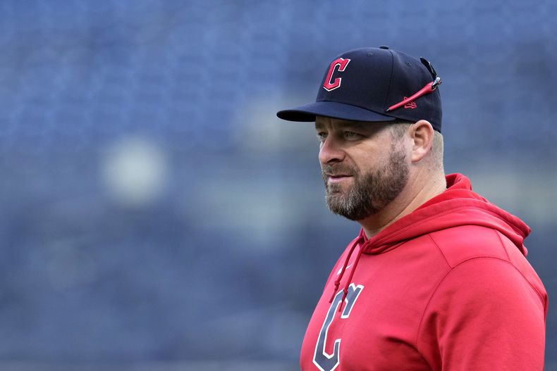 El mánager de los Guardianes de Cleveland, Stephen Vogt observa durante un entrenamiento el domingo 13 de octubre de 2024, en Nueva York, de cara al Juego 1 de la Serie de Campeonato de la Liga Americana. (AP Foto/Godofredo Vásquez)