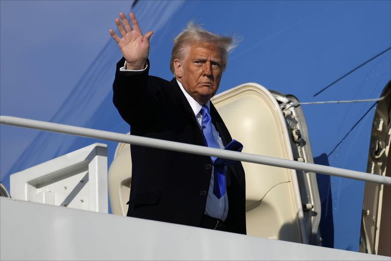 El presidente Donald Trump se despide mientas aborda el avión Air Force One en la base aérea de Andrews, Maryland, el viernes 7 de febrero de 2025, rumbo a Palm Beach, Florida. (AP Foto/Ben Curtis)