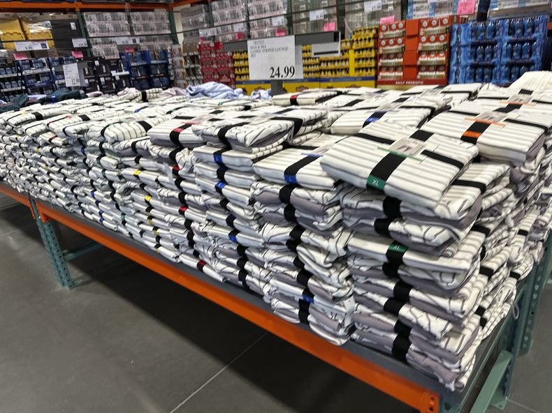 ARCHIVO – Una mesa con ropa para estar en casa en un almacén de Costco, el lunes 3 de febrero de 2025, en el este de Denver. (AP Foto/David Zalubowski)