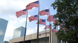 ARCHIVO - Varias banderas de Estados Unidos ondean frente a la Iglesia Lakewood el 28 de junio de 2005, en Houston. (AP Foto/Pat Sullivan, archivo)