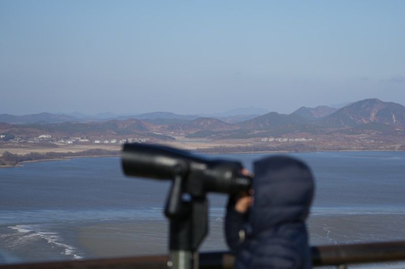Un visitante observa el lado norcoreano desde el observatorio de la unificación en Paju, Corea del Sur, el 25 de diciembre de 2025. (AP Foto/Lee Jin-man)