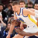 El base de los Clippers de Los Ángeles intenta alcanzar el balón de Kristaps Porzingis de los Warriors de Golden State en el encuentro del miércoles 15 de abril del 2026. (AP Foto/Mark J. Terrill)