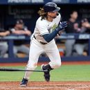Ryan Vilade de los Rays de Tampa Bay tras batear un sencillo ante los Guadianes de Cleveland, el domingo 26 de julio de 2026, en St. Petersburg, Florida. (AP Foto/Chris OMeara)