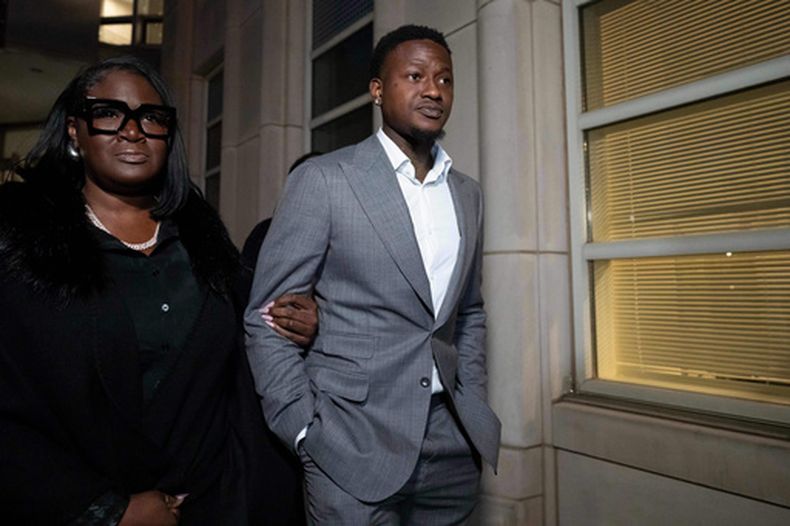 ARCHIVO - Terry Rozier, jugador del Heat de Miami, abandona el tribunal federal de Brooklyn, el 8 de diciembre de 2025, en Nueva York. (AP Foto/Yuki Iwamura)