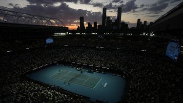 Expulsan a 4 con banderas rusas en Abierto de Australia