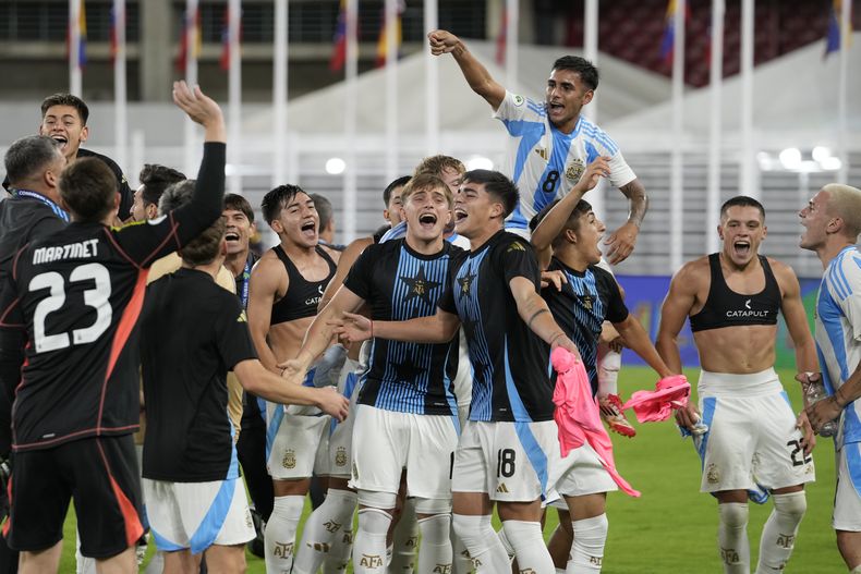 Los jugadores argentinos celebran la victoria ante Colombia y su pase al Mundial Sub20 en el campeonato sudamericano de la categoría en Caracas, Venezuela el lunes 10 de febrero del 2025. (AP Foto/Matias Delacroix)