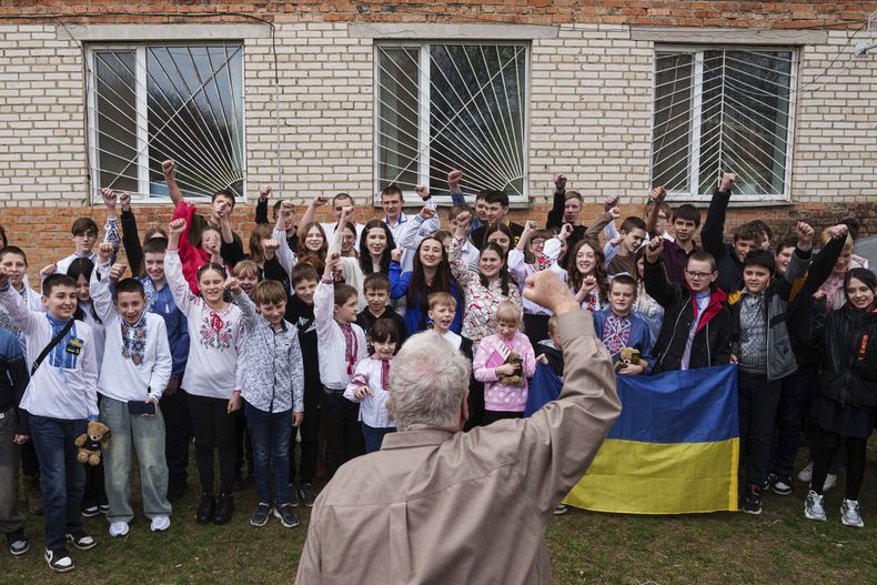 Howard G. Buffett, director general de la Howard G. Buffett Foundation, con niños escolares en Bobryk, Ucrania, el 5 de abril del 2025. (AP foto/Evgeniy Maloletka)