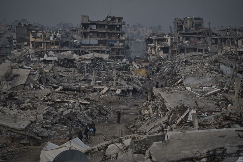 Palestinos atraviesan una devastación generalizada en Gaza el jueves 27 de noviembre de 2025. (Foto AP/Jehad Alshrafi)