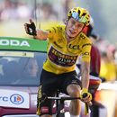 Jonas Vingegaard, con el maillot amarillo de líder general, cruza la meta de la 18va etapa del Tour de Francia, el 21 de julio de 202, en Hautacam. (AP Foto/Thibault Camus)