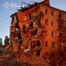 Un edificio dañado por un bombardeo ruso en Sloviansk, en la región de Donetsk, Ucrania, el 31 de agosto del 2026. (Servicio de Emergencias de Ucrania via AP)